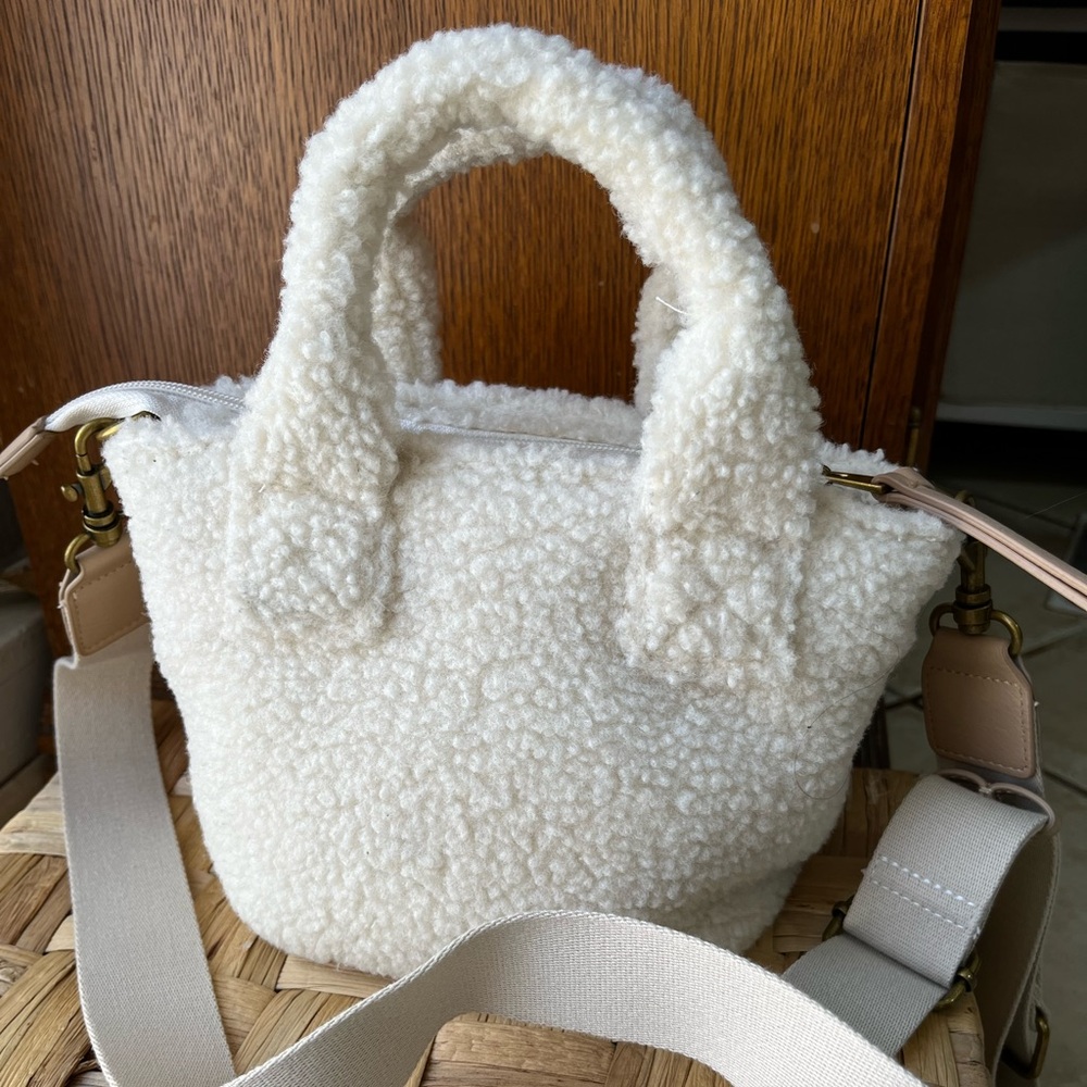 Small Tote Handbag - Universal
Thread™ Beige